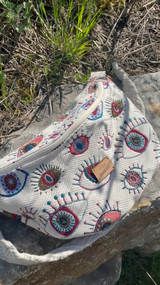 ⭕️ Voilà presque l’été, voilà déjà le soleil ☀️ 

⭕️ Alors ses nouvelles couleurs on aime beaucoup non ? 

⭕️ Merci @lesmacramelo pour cette sangle juste 👌🏼😍

#ptitboucan #couture #creationfrancaise #artisanatfrancais #banane #sacbanane #banana #conception #